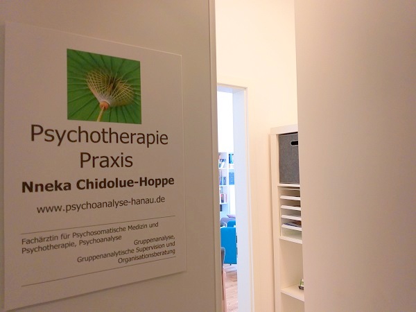 Nneka Chidolue-Hoppe, Praxis, Eingang